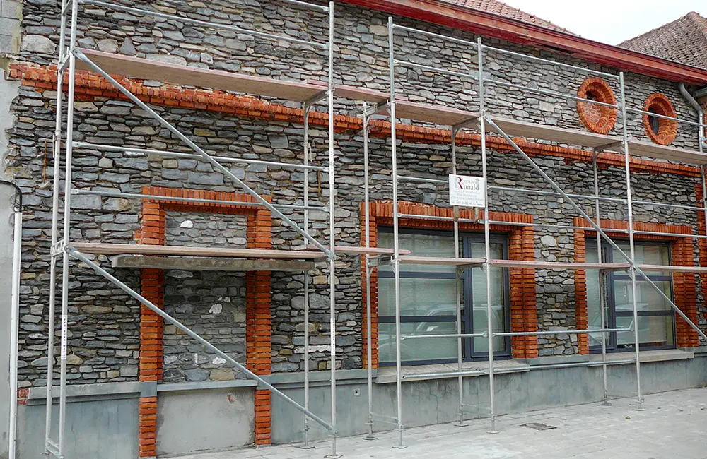 Déjointoyage d'un vieux mur