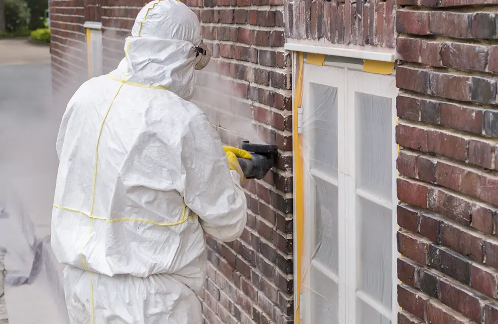 Déjointoyage d'une façade