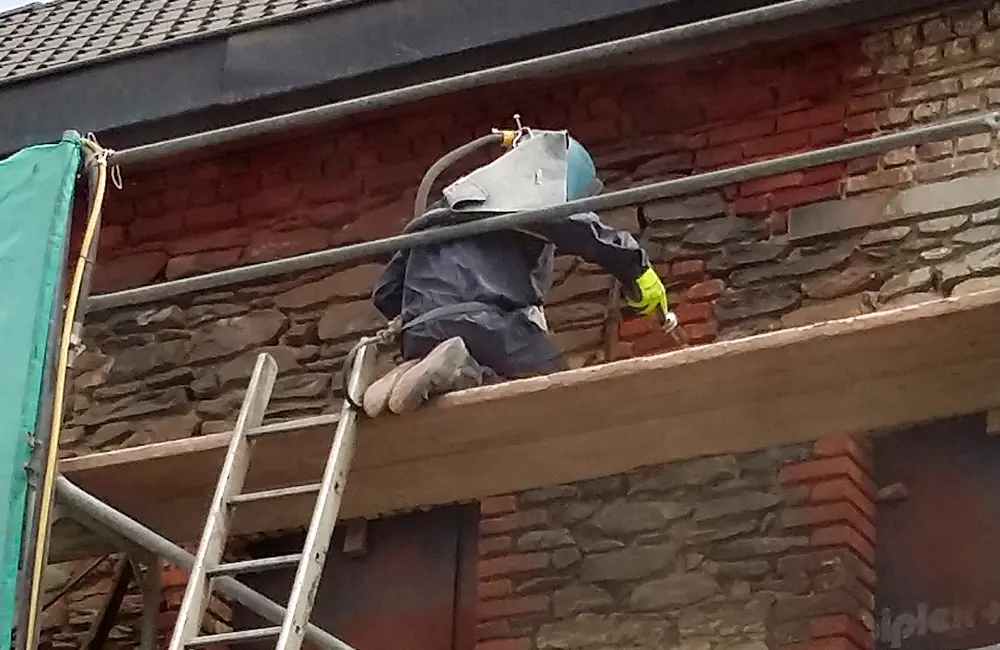 Hydrosablage d'une façade